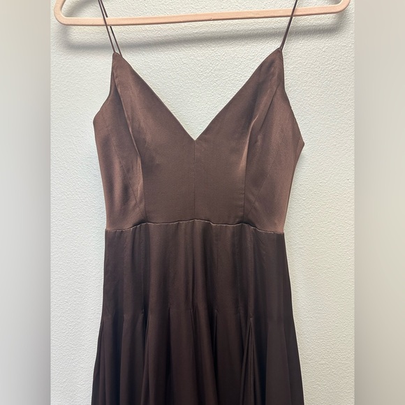V-neck pleated dress - Picture 9 of 12